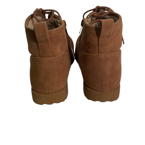 Jellypop woman’s tan faux suede ankle boots. Inside has faux fur. Size 7.5 - Picture 4 of 8